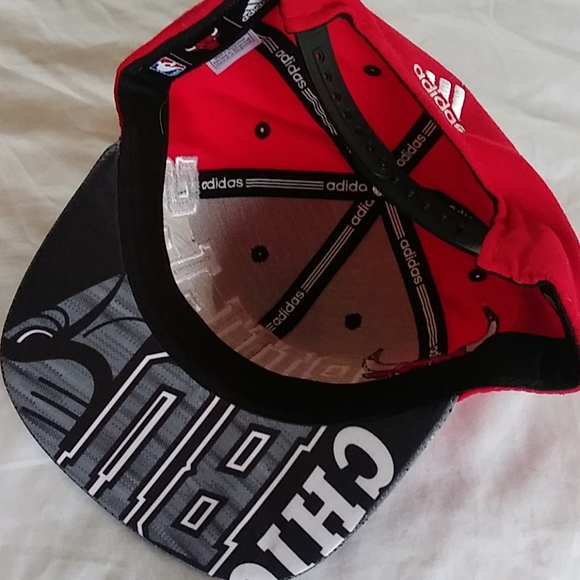 NWOT Chicago Bulls Red an Gray Adidas Snapback - Picture 3 of 5